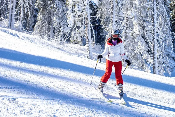 Eine Skifahrerin Posiert Einem Sonnigen Wintertag Den Bergen — Stockfoto