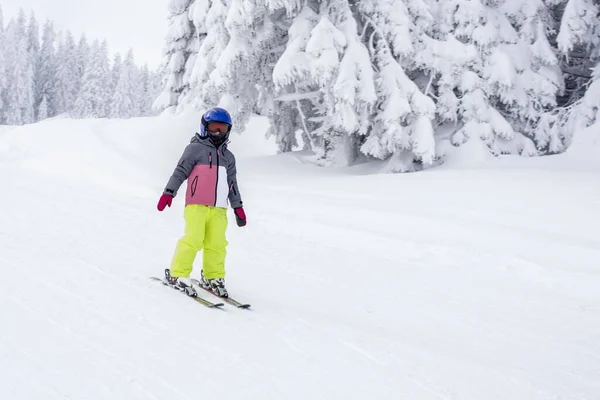 Jeune Skieur Mouvement Dans Une Station Ski Montagne Avec Beau — Photo