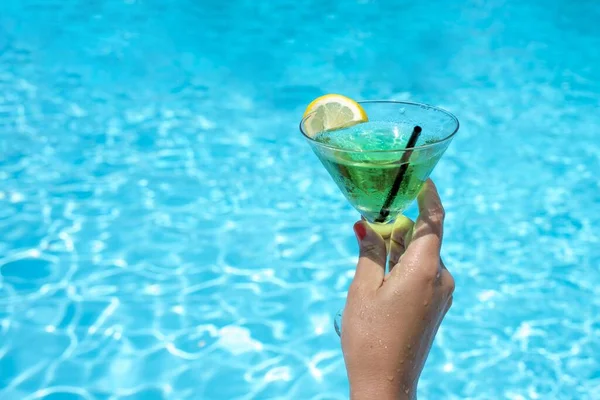 Een Persoon Die Een Glas Heerlijke Groene Cocktail Vasthoudt Een — Stockfoto