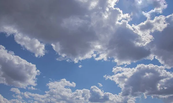 Der Weiße Frühling Kumuluswolken Gegen Den Blauen Himmel — Stockfoto
