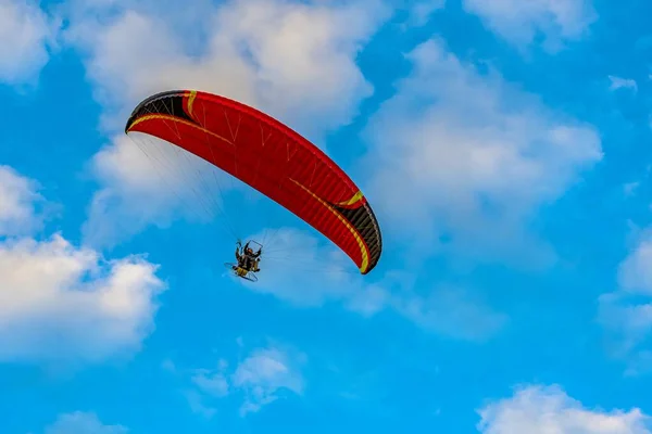 Красный Купол Моторного Параплана Летящего Фоне Голубого Облачного Летнего Неба — стоковое фото