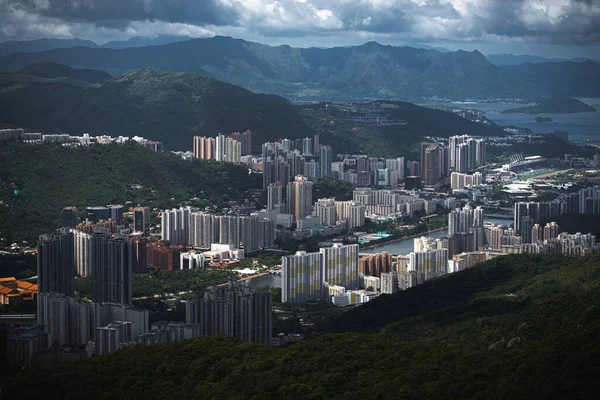 Uma Vista Aérea Hipnotizante Cidade Hong Kong Através Das Nuvens — Fotografia de Stock