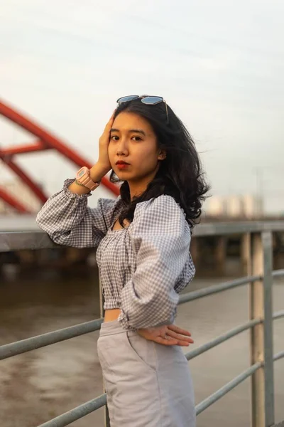 Plan Vertical Une Femme Asiatique Avec Des Lunettes Soleil Debout — Photo