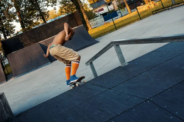 Tiro Perto Jovem Homem Sem Camisa Andar Skate Parque Durante — Fotografia de Stock