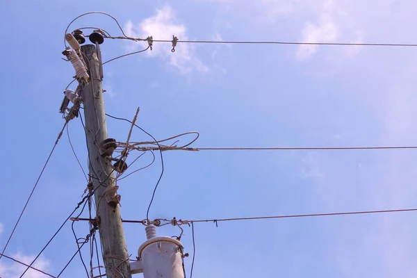 青い空に対する送電棒と電線 — ストック写真
