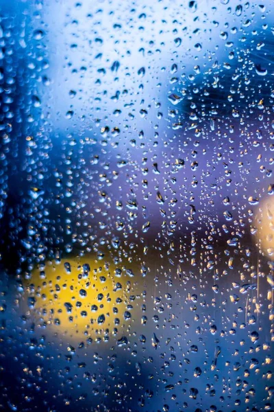 雨滴で覆われたガラスの垂直閉鎖ショット — ストック写真