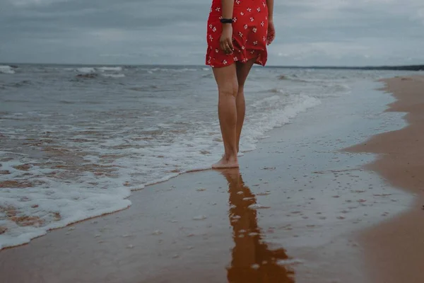 Uma Jovem Fêmea Vestido Vermelho Andando Sozinha Praia — Fotografia de Stock