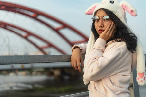 Närbild Asiatisk Kvinna Söt Kaninhatt Stående Bron — Stockfoto