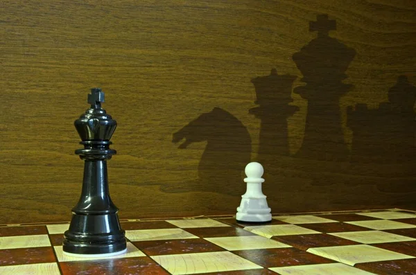 Пешка Против Короля Шахматной Игре Тенями Шахматных Фигур Заднем Плане — стоковое фото