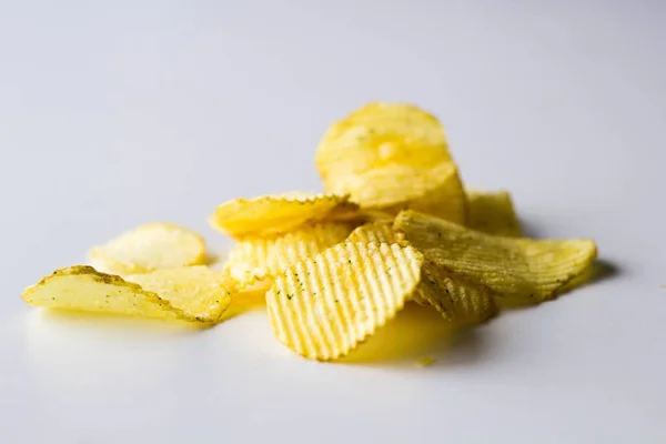 Primer Plano Las Papas Fritas Crujientes Cortadas Una Superficie Blanca — Foto de Stock