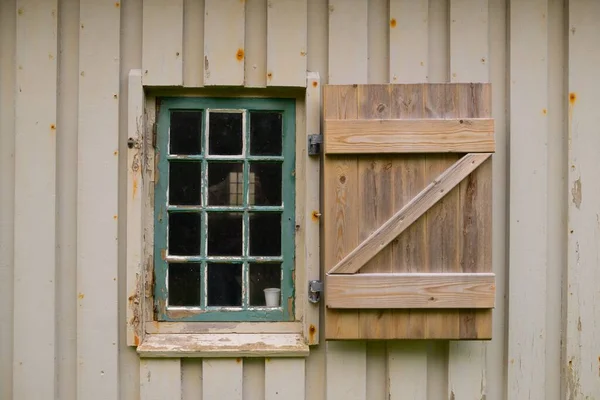 特写镜头带有木盖的建筑物的窗户的特写镜头 — 图库照片