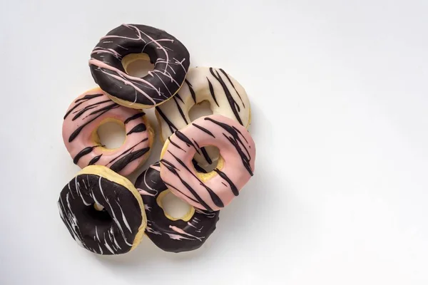 Tiro Aéreo Saborosos Donuts Uma Superfície Cor Branca — Fotografia de Stock