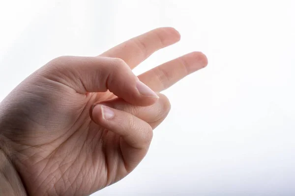 Close Uma Mão Humana Mostrando Número Dois Isolado Fundo Branco — Fotografia de Stock