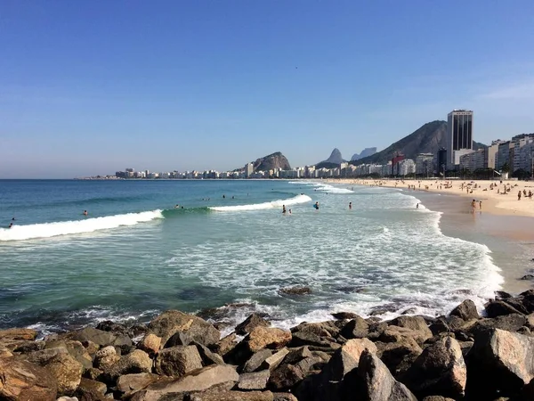 Spiaggia Copacabana Una Luminosa Giornata Sole Con Cielo Azzurro Con — Foto Stock