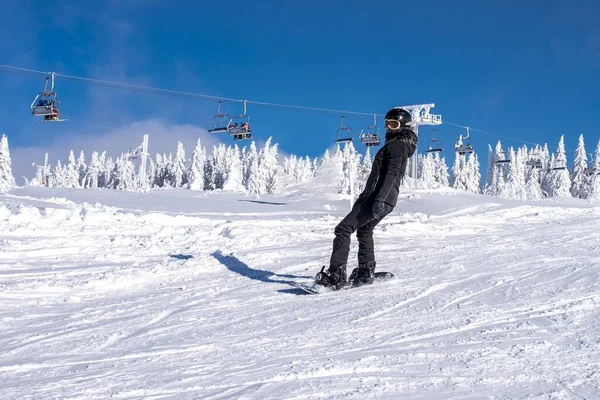 Snowboarder Una Estación Esquí Montaña Con Telesilla Fondo — Foto de Stock