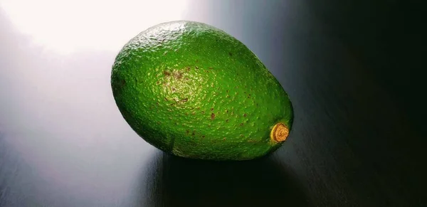 Aguacate Maduro Sobre Fondo Negro —  Fotos de Stock