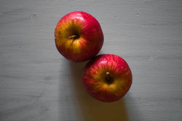 Een Hoge Hoek Opname Van Twee Hele Rode Appels Een — Stockfoto