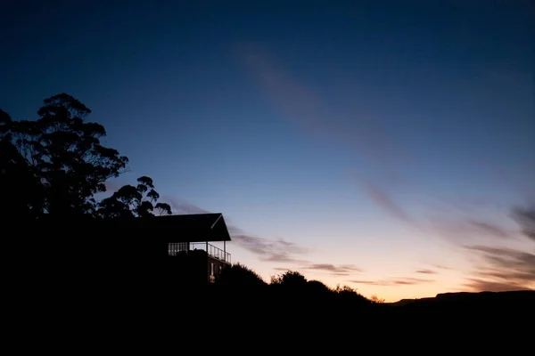 在蓝色落日的天空下 阳台和树木的轮廓 — 图库照片