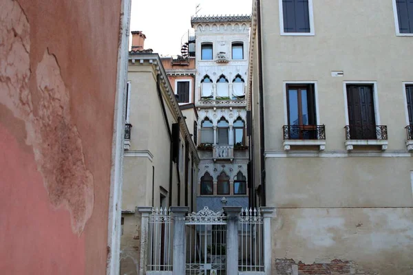 イタリアのヴェネツィアにバルコニーと美しい窓のある古い建物 — ストック写真