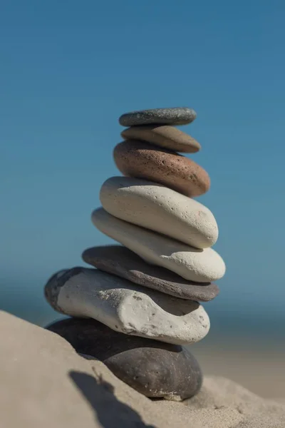 Rocce Perfettamente Equilibrio Una Sull Altra Sulla Sabbia Mostrando Concetto — Foto Stock