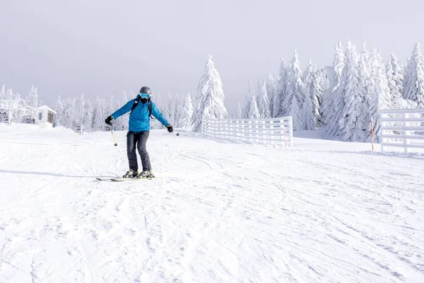 Jeune Skieur Mouvement Avec Beau Paysage Hivernal Arrière Plan — Photo