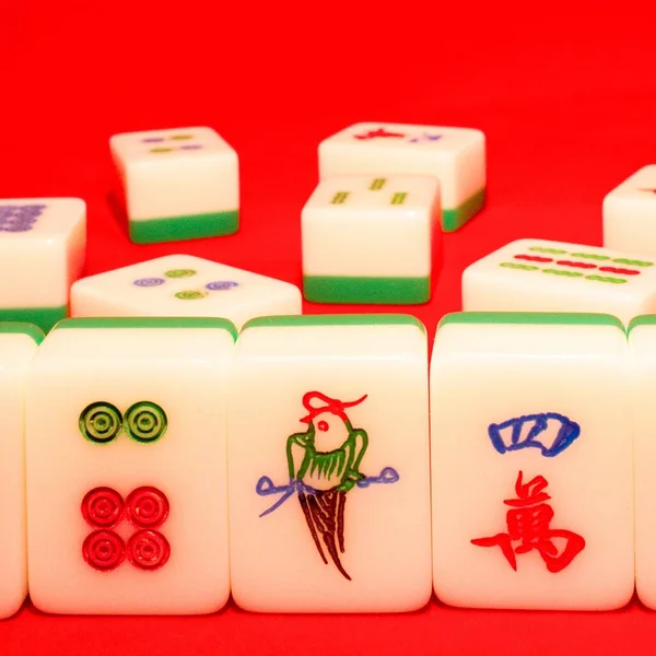 Primer Plano Fichas Juego Mahjong Frente Fondo Rojo — Foto de Stock