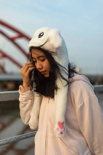 Vertikal Bild Leende Asiatisk Kvinna Söt Kaninhatt Stående Bron — Stockfoto