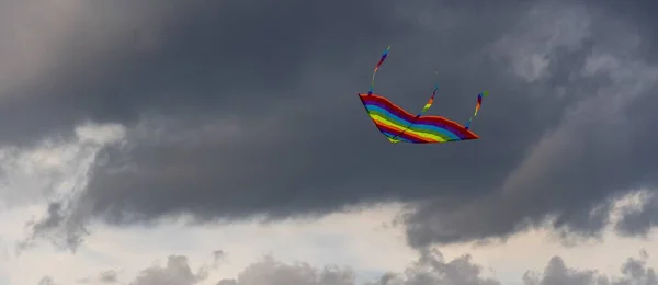 Una Cometa Multicolor Brillante Vuela Aire Contra Cielo Nublado Verano —  Fotos de Stock