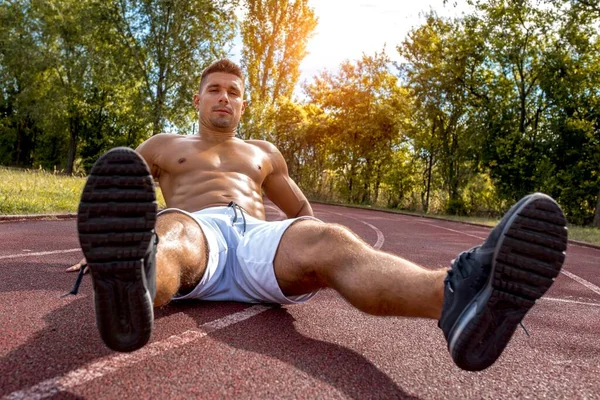 Ein Junger Kaukasischer Mann Ohne Hemd Trainiert Tagsüber Park — Stockfoto