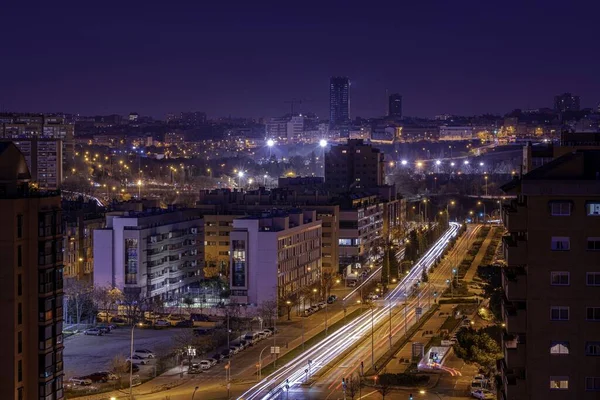 夜に撮影された現代都市の街並み — ストック写真