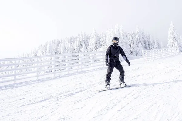 Een Snowboarder Beweging Rijdt Heuvel Het Bergresort — Stockfoto