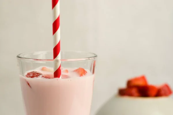 Primer Plano Batido Fresa Con Paja Tazón Fresas Fondo —  Fotos de Stock