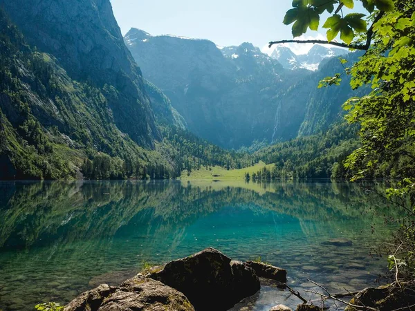 Hermoso Paisaje Lago Rodeado Altas Montañas Rocosas Vegetación Parque Nacional — Foto de Stock