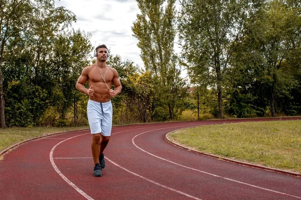 Homem Sem Camisa Forma Com Calções Brancos Auscultadores Correr Numa — Fotografia de Stock