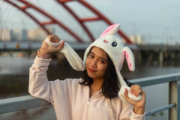 Gros Plan Une Femme Asiatique Souriante Dans Joli Chapeau Lapin — Photo