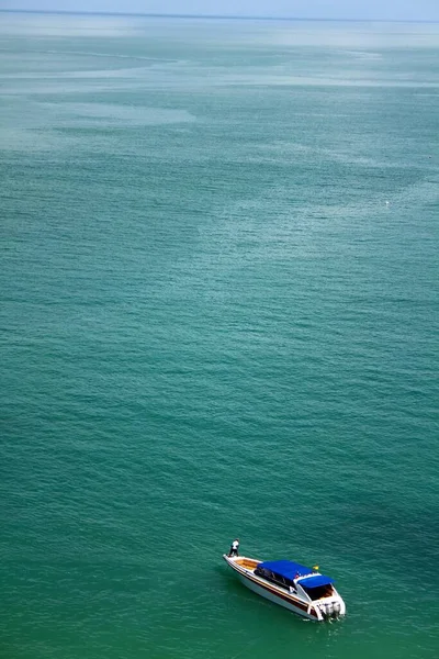 바다에 사람이 배경으로 — 스톡 사진