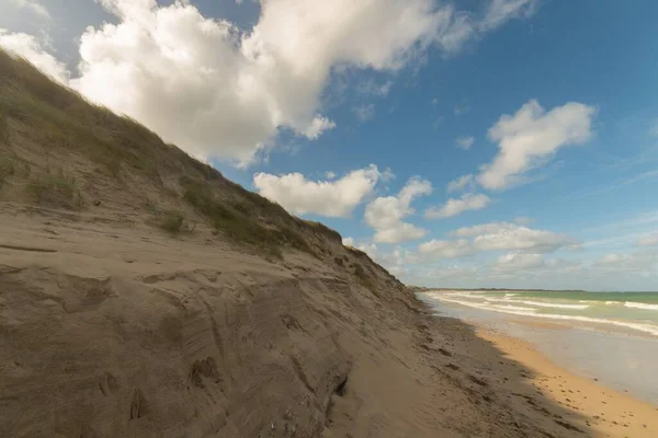 青い空の下で穏やかなビーチの魅惑的なショット — ストック写真