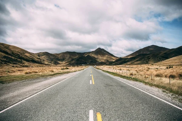 Una Hermosa Toma Camino Vacío Rodeado Campos Bajo Cielo Azul — Foto de Stock