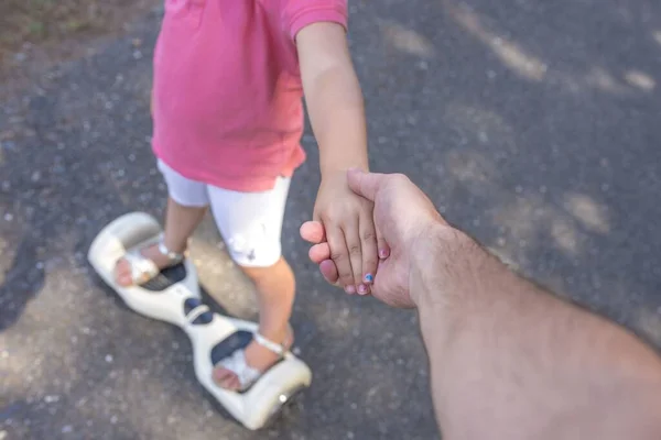 Colpo Alto Angolo Padre Che Tiene Mano Sua Figlia Mentre — Foto Stock