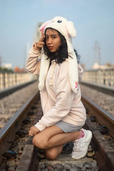 Plan Vertical Une Femme Asiatique Dans Joli Chapeau Lapin Sur — Photo
