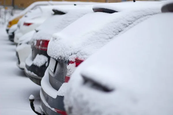 Rad Snötäckt Bil Parkerad Gatan Vintern — Stockfoto