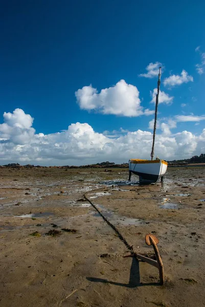 Plan Vertical Bateau Sur Sable Mouillé Sous Ciel Bleu — Photo