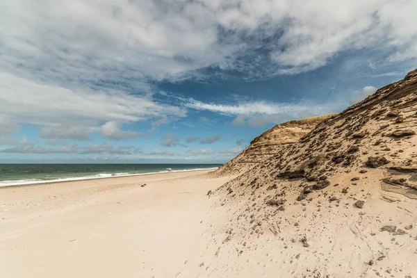 Malý Kopeček Pláži Pod Oblohou Plný Mraků — Stock fotografie