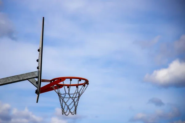 Ein Flacher Schuss Eines Basketballkorbs Unter Einem Schönen Wolkenverhangenen Himmel — Stockfoto