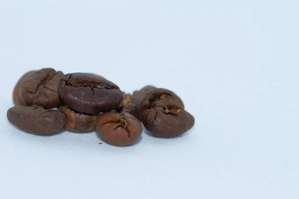 Zbliżenie Ujęcie Prażonej Ziarna Kawy Niebieskiej Powierzchni — Zdjęcie stockowe