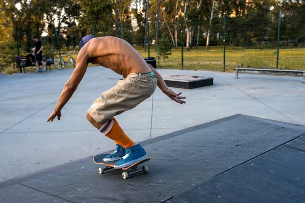 Tiro Perto Jovem Homem Sem Camisa Andar Skate Parque Durante — Fotografia de Stock