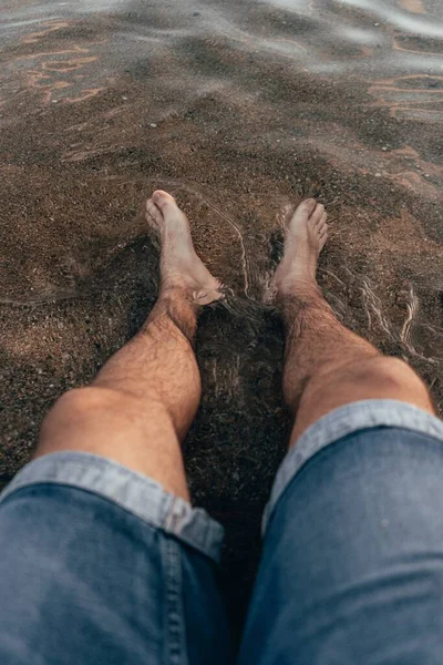 Tiro Ângulo Alto Homem Usando Shorts Jeans Sentado Praia Com — Fotografia de Stock