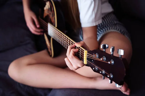 Close Uma Mulher Tocando Guitarra Enquanto Sentada Pernas Cruzadas Uma — Fotografia de Stock