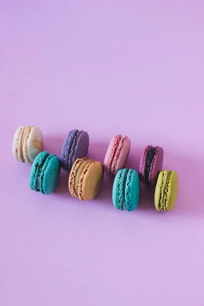 Tiro Close Vertical Linhas Macarons Coloridos Fundo Rosa — Fotografia de Stock