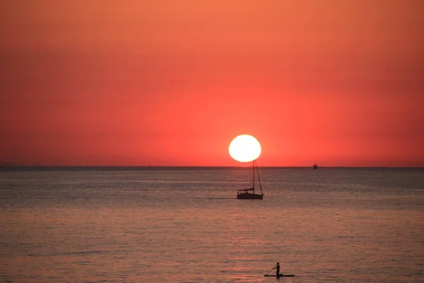 Eine Schöne Aufnahme Eines Sonnenuntergangs Über Dem Strand Von Barceloneta — Stockfoto